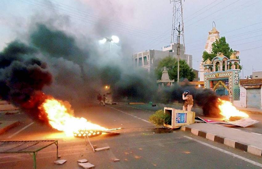 बुधवार को हालात और भी गंभीर हो गए जब हिंसा राज्‍य के अन्‍य हिस्‍सों में फैलने लगी।