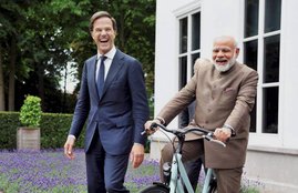 Narendra Modi, Narendra Modi Gift, Narendra Modi Bicycle, Dutch Prime Minister, Mark Rutte, Mark Rutte Gift to Modi, Dutch PM Gift to Modi, Narendra Modi Netherlands tour, Hindi News