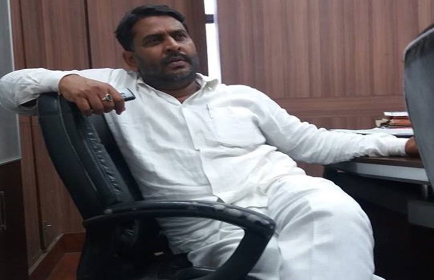 राजद विधायक नीरज यादव की ये तस्वीर उनके फेसबुक पेज से ली गई है। नीरज यादव का कहना है कि ये फोन तो उनका है लेकिन आवाज़ किसी और की है।