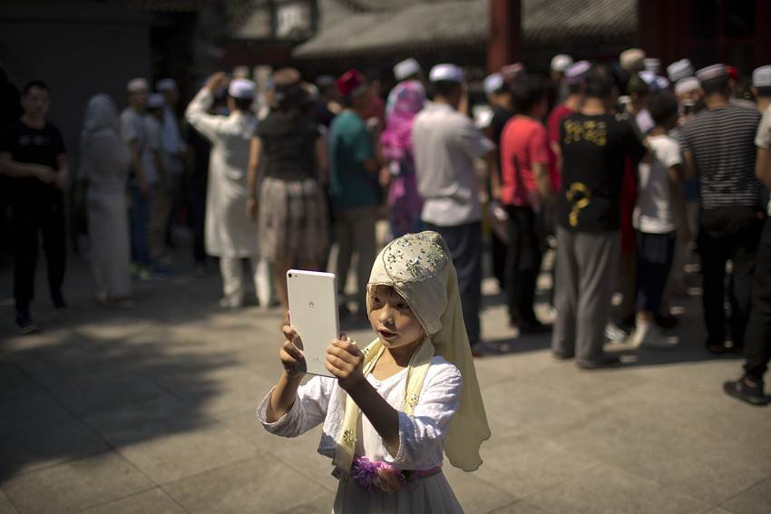 ईध भारत. पाकिस्तान के अलावा चीन में भी काफी धूमधाम से मनाई जा रही है। ईद के मौके पर मस्जिद के बार सेल्फी लेती बच्ची।