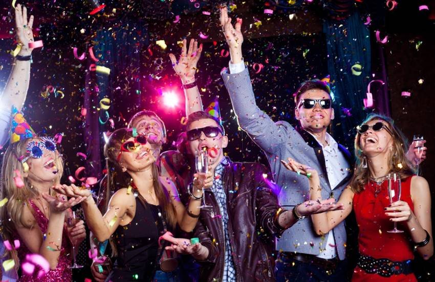 keywords- alone, feeling alone, feeling alone at parties, lonliness, how to overcome lonliness, feeling lonliness at parties, tips to overcome lonliness, interact with new people, introvert, extrovert, how to overcome lonliness in hindi, feeling lonliness at parties in hindi, tips to overcome lonliness in hindi, lifestyle news, lifestyle news in hindi, jansatta