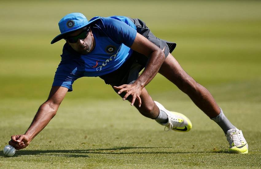 अश्विन एक कैच को लपकते हुए दायें घुटने पर पूरे वजन के साथ गिर गये। (PTI Photo)