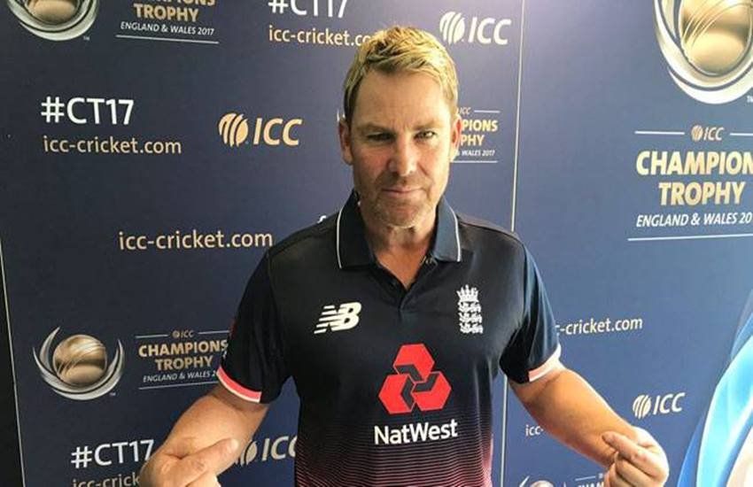 इंग्लैंड की जर्सी पहने शेन वॉर्न। इंग्लैंड की जर्सी पहने शेन वॉर्न।