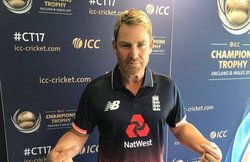 शेन वॉर्न ने पूरी की शर्त, पहनी चिर प्रतिद्वंदी इंग्लैंड की जर्सी, बोले-बहुत दुखी महसूस कर रहा हूं