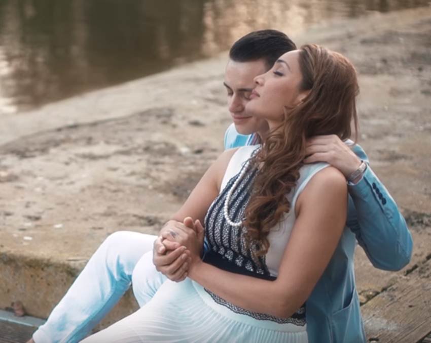 साथ ही सोफिया ने लिखा है, ‘अगर इंटीमेसी और लवमेकिंग के बारे में बताया जाएगा तो रेप और यौन अपराध नहीं होंगे। सभी चीजें क्रिएशन से होती हैं और प्यार एक क्रिएशन है।