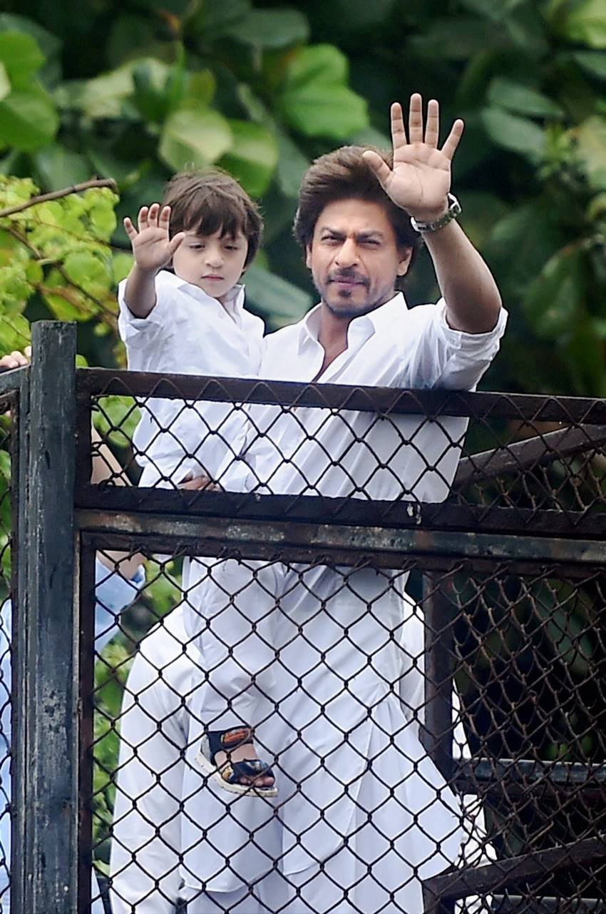 Eid, Eid 2017, EID SRK, Shah Rukh Khan Eid Photos, SRK Abram Photos, SRK Family Photos, Abram Khan, Shah Rukh Khan, Shah Rukh Khan with Abram, Mannat, Mannat Mumbai, Eid Celebration, SRK Photos, Entertainment Gallery, Entertainment News