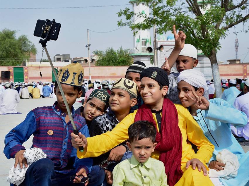 Eid, Eid 2017, EID SRK, Shah Rukh Khan Eid Photos, SRK Abram Photos, SRK Family Photos, Abram Khan, Shah Rukh Khan, Shah Rukh Khan with Abram, Mannat, Mannat Mumbai, Eid Celebration, SRK Photos, Entertainment Gallery, Entertainment News