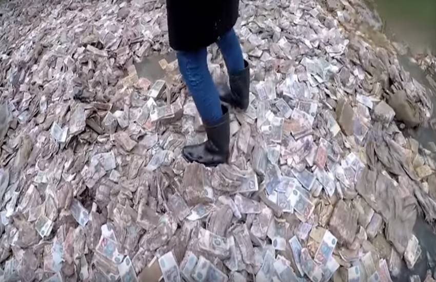 टीम की सदस्य ओल्गा बोगडानोवा कहते हैं कि इतने भारी तादाद में दलदल में इन नोटों को देखना बहुत आश्चर्यजनक था। (फोटो सोर्स यूट्यूब)