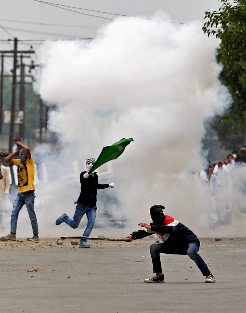 Eid, Eid 2017, Indian Army, Eid Celebration, Eid sweets, Jammu and kashmir, Kashmir Unrest, kashmir Violence, kashmir Photos