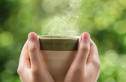 हाई ब्लड प्रेशर और अनिद्रा जैसी बड़ी दिक्कतें खड़ी कर सकता है चाय का ज्यादा सेवन