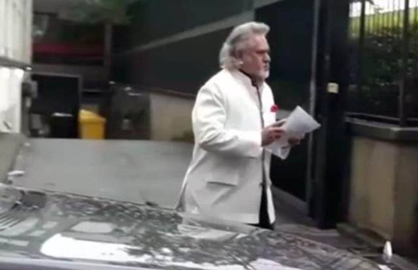 फंक्शन में जाते भगोड़े बिजनेसमैन विजय माल्या।
फोटो-यू-ट्यूब।