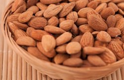 जानें, कैसे बादाम तेल का इस्तेमाल कर हटाएं अपना मेकअप