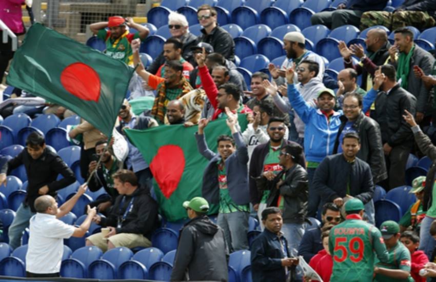 न्यूजीलैंड के खिलाफ मैच में अपनी टीम को चियर करते बांग्लादेशी फैन्स। न्यूजीलैंड के खिलाफ मैच में अपनी टीम को चियर करते बांग्लादेशी फैन्स।