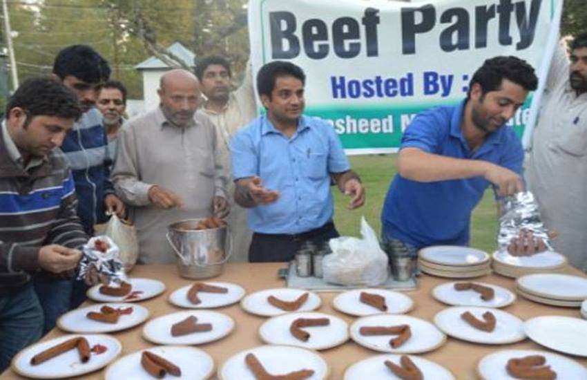 बीफ पार्टी आयोजित करते लोग।
(फाइल फोटो)