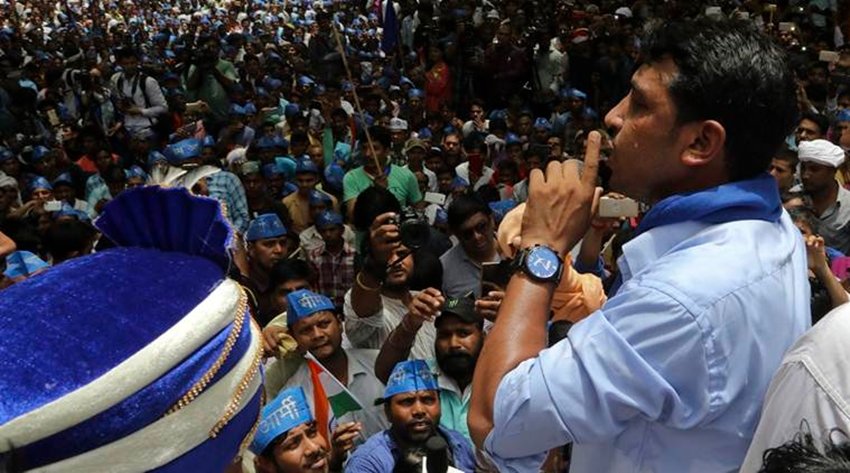 उत्तर प्रदेश पुलिस ने सहारनपुर हिंसा के मुख्य आरोपी व भीम सेना प्रमुख चंद्रशेखर आजाद उर्फ रावण को गुरुवार सुबह साढ़े दस बजे हिमाचल प्रदेश के चंबा जिले के डलहौजी के एक होटल से गिरफ्तार किया है।