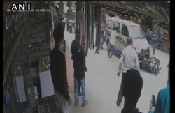 वीडियो: स्कूटी सवार महिला को मारी टक्कर, फिर दूर तक घसीटता ले गया कार का ड्राइवर, लोगों ने दौड़ कर पकड़ा