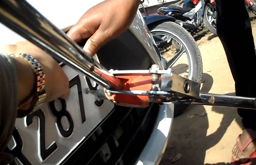 awkward jobs, weird jobs in the world, weird jobs that pay alot, weird but wonderful jobs, weird jobs hiring, best jobs in the world, unique jobs in the world, hot jobs, jobs news