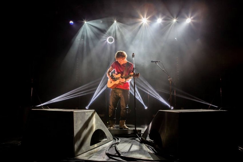 इस गिटार के साथ मेरा रिश्ता 11 साल की उम्र से है। जब भी मुझे अजीब लगता है, मैं अपना गिटार निकाल लेता हूं। मैं खासा दुर्भाग्यशाली बच्चे जैसा दिखता हूं और मुझे लगता है भगवान ने मुझे देखा और सोचा कि तुम्हें दोस्त की जरूरत है।