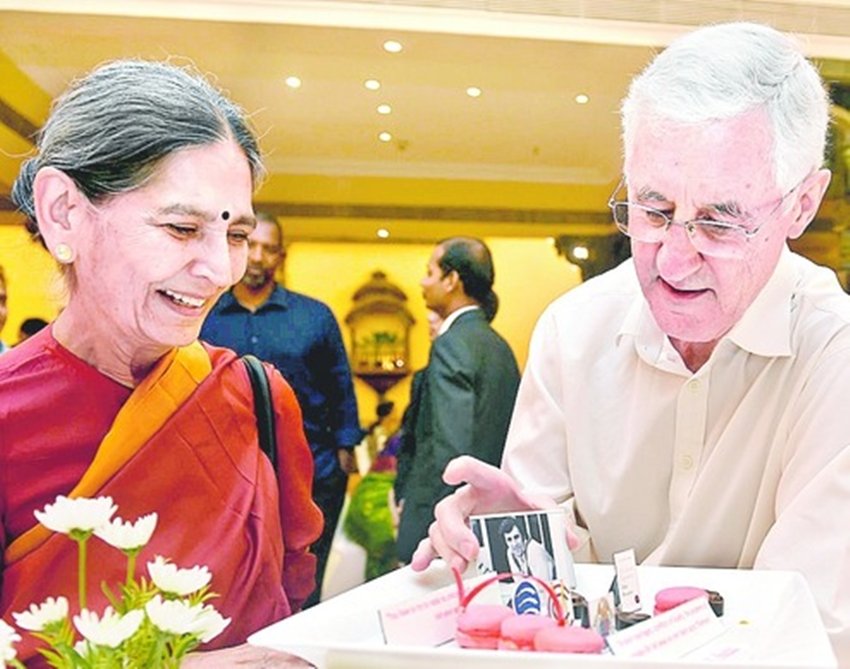 माइकल बेअर्ली-माना साराभाई : माना भारत के प्रख्यात बिजनेसमैन गौतम साराभाई की बेटी हैं। उनसे इंग्लैंड टीम के पूर्व कप्तान माइक बेअर्ली को प्यार हो गया था। दोनों ने काफी समय बाद शादी भी की। फिलहाल ये कपल इंग्लैंड में रहता है।