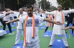 अंतरराष्ट्रीय योग दिवस 2017 पर कुछ ऐसे उड़ा नेताओं का मजाक, लोगों ने ली चुटकी