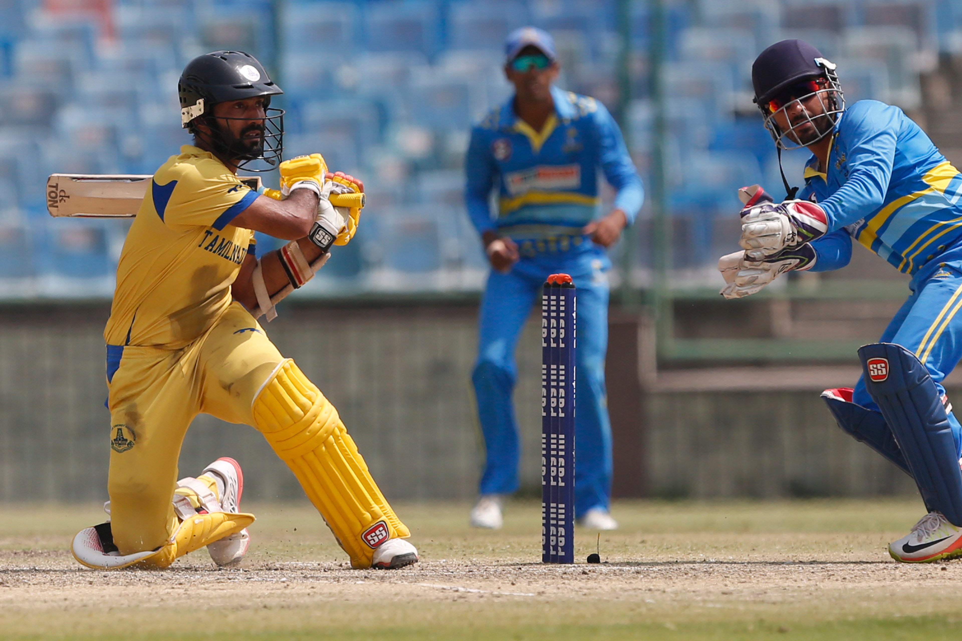 दिनेश कार्तिक: घरेलू मैचों में शानदार प्रदर्शन के बाद टीम इंडिया में उन्हें शामिल किया गया। लेकिन अंतरराष्ट्रीय स्तर पर प्रदर्शन वैसा नहीं रहा। टीम से ड्रॉप कर दिया गया। पिछले एक दशक से दिनेश कार्तिक का करियर कुछ एेसा ही रहा है। वह टीम इंडिया के लंबे समय से जुड़े जरूर हुए हैं, लेकिन प्लेइंग इलेवन में जगह पक्की कर पाने में नाकाम रहे हैं। एक बार फिर उन्होंने घरेलू श्रृंखलाओं में शानदार प्रदर्शन किया है, जिसके कारण उन्हें चैम्पियंस ट्रॉफी की टीम में शामिल किया गया था। लेकिन खेलने का मौका नहीं मिला। वेस्टइंडीज के खिलाफ सीरीज में भी उनके खेलने की संभावना नहीं नजर आती।