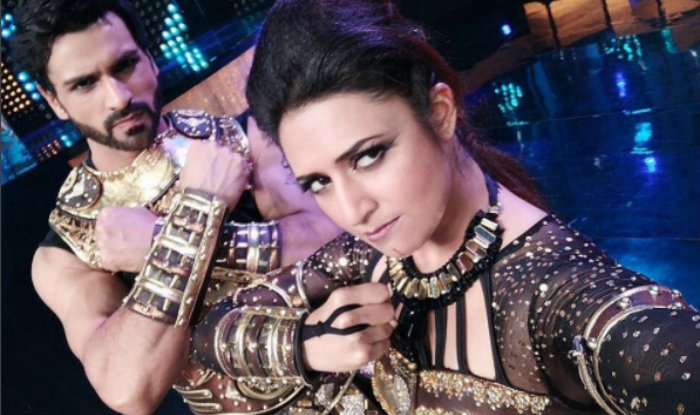 ट्रॉफी के अलावा विजेता जोड़ी को 35 लाख रुपये की विजेता राशि, एक हीरो माएस्ट्रो स्कूटर और ओरा जूलरी गिफ्ट दी गई है।