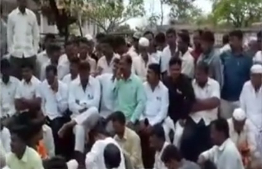 महाराष्ट्र और मध्यप्रदेश में किसान उग्र हो गए हैं। दोनों राज्यों में किसान आंदोलन हिंसक हो गया। मध्यप्रदेश में पुलिस फायरिंग में छह किसानों की मौत हो गई। 