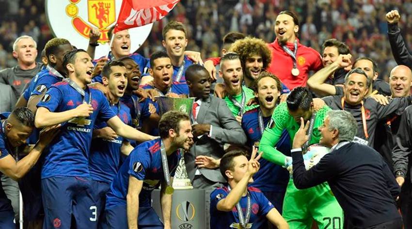 अंतर्राष्ट्रीय व्यापार पत्रिका फोर्ब्स ने सबसे मूल्यवान फुटबाल क्लबों की एक सूची तैयार की है, जिसमें स्पेनिश फुटबाल क्लब रियल मेड्रिड को पछाड़ते हुए इंग्लिश प्रीमियर क्लब मैनचेस्टर युनाइटेड ने पहला स्थान हासिल किया है। अंतर्राष्ट्रीय व्यापार पत्रिका फोर्ब्स ने सबसे मूल्यवान फुटबाल क्लबों की एक सूची तैयार की है, जिसमें स्पेनिश फुटबाल क्लब रियल मेड्रिड को पछाड़ते हुए इंग्लिश प्रीमियर क्लब मैनचेस्टर युनाइटेड ने पहला स्थान हासिल किया है।