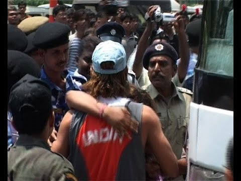 young girl, kiss, indian cricketer mahendra singh dhoni, video, indian cricketer, mahendra singh dhoni, mahi, ms dhoni, indian, cricketer, cricket, india