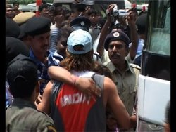 VIDEO: जब महेंद्र सिंह धोनी को पकड़कर महिला फैन ने सबके सामने कर लिया था किस