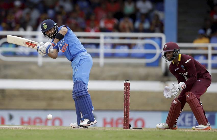 दूसरे वनडे मैच में शॉट मारते कप्तान विराट कोहली।
Photo-PTI