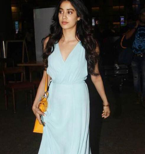 jhanvi kapoor,jhanvi kapoor bandra,jhanvi kapoor outings, Mom, Mom Trailer release, Bollywood