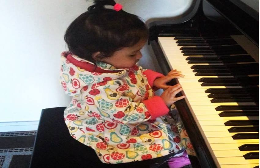 पियानो बजातीं महेंद्र सिंह धोनी की बेटी जीवा। पियानो बजातीं महेंद्र सिंह धोनी की बेटी जीवा।