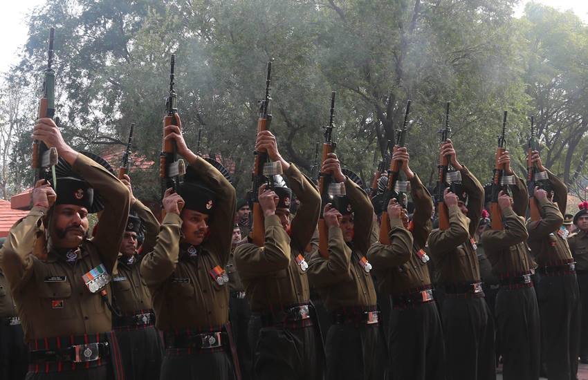 अपने एक साथी को अंतिम विदाई देते जम्मू-कश्मीर के पुलिस कर्मी। 