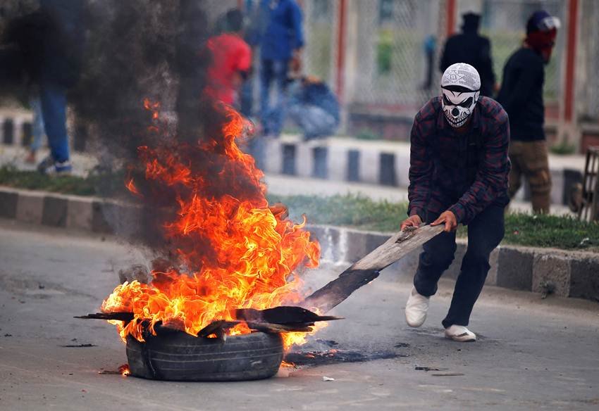 Eid, Eid 2017, Srinagar, Kashmir, Jammu Kashmir, Mehbooba Mufti, Stone Pelter, Kashmir Violence, Jansatta, Kashmir News"