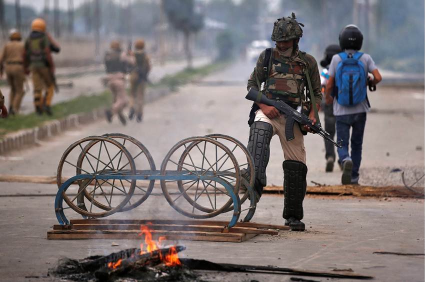 Eid, Eid 2017, Srinagar, Kashmir, Jammu Kashmir, Mehbooba Mufti, Stone Pelter, Kashmir Violence, Jansatta, Kashmir News"