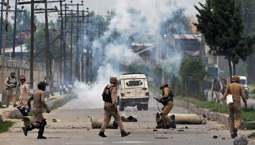 Eid, Eid 2017, Srinagar, Kashmir, Jammu Kashmir, Mehbooba Mufti, Stone Pelter, Kashmir Violence, Jansatta, Kashmir News"