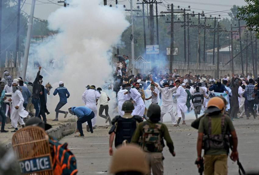 Eid, Eid 2017, Srinagar, Kashmir, Jammu Kashmir, Mehbooba Mufti, Stone Pelter, Kashmir Violence, Jansatta, Kashmir News"