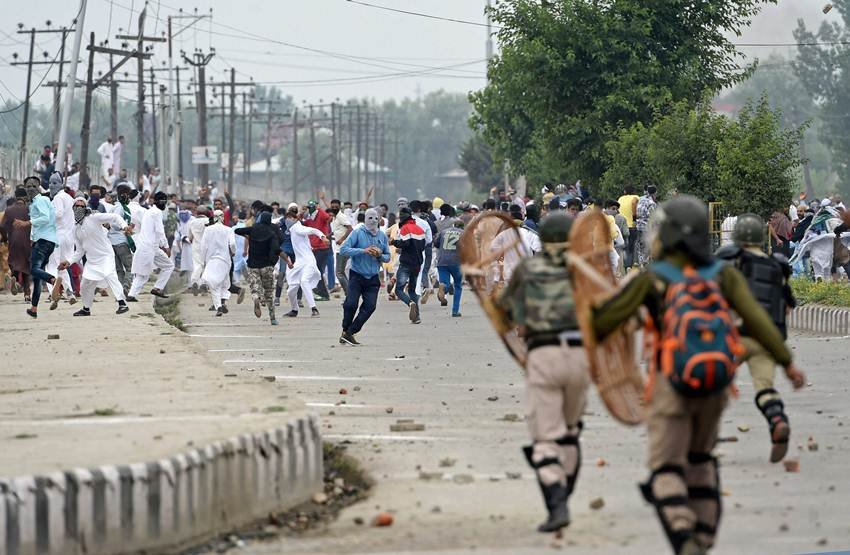 Eid, Eid 2017, Srinagar, Kashmir, Jammu Kashmir, Mehbooba Mufti, Stone Pelter, Kashmir Violence, Jansatta, Kashmir News"