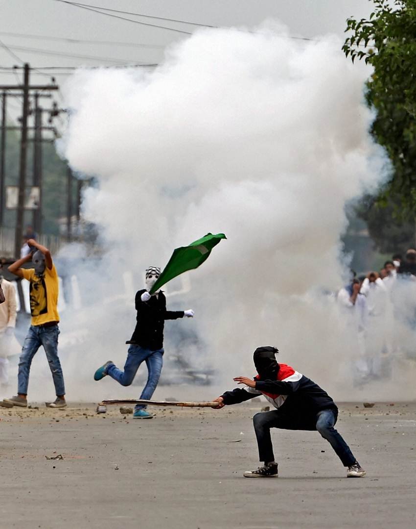 Eid, Eid 2017, Srinagar, Kashmir, Jammu Kashmir, Mehbooba Mufti, Stone Pelter, Kashmir Violence, Jansatta, Kashmir News"