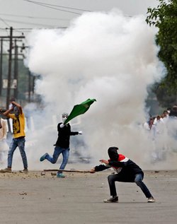 संपादकीयः पेशकश के पीछे