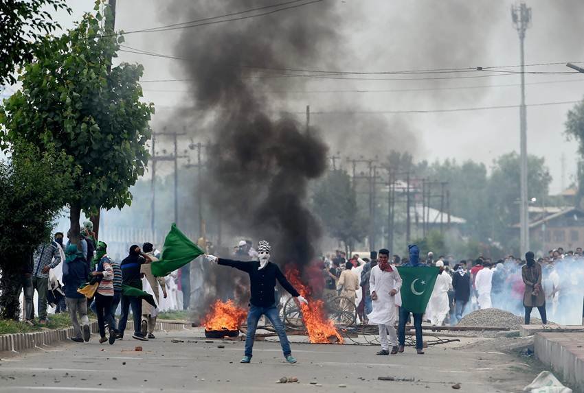 Eid, Eid 2017, Srinagar, Kashmir, Jammu Kashmir, Mehbooba Mufti, Stone Pelter, Kashmir Violence, Jansatta, Kashmir News"