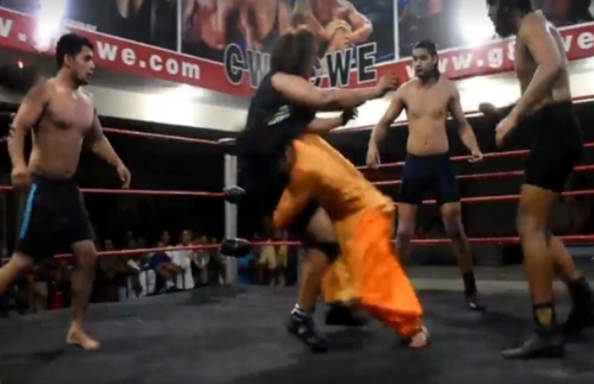 कविता के पति गौरव भी एसएसबी में कॉन्स्टेबल हैं और वॉलीबॉल के खिलाड़ी हैं।