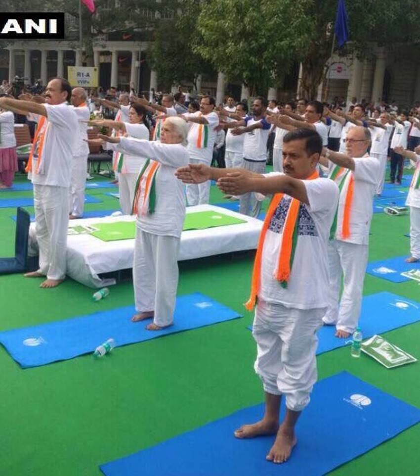 Kumar,Venkaiah, Pm Modi yoga, Arvind Kejriwal Yoga, Arvind Kejriwal Yoga photos, Naidu,Arvind,Bihar,Delhi,Government,NDA , Introducing yoga in schools good idea: Kejriwal,news, India news,