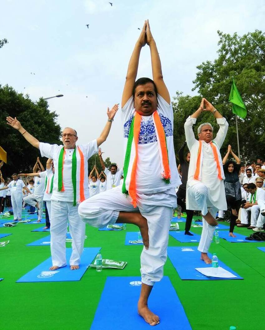 Kumar,Venkaiah, Pm Modi yoga, Arvind Kejriwal Yoga, Arvind Kejriwal Yoga photos, Naidu,Arvind,Bihar,Delhi,Government,NDA , Introducing yoga in schools good idea: Kejriwal,news, India news,