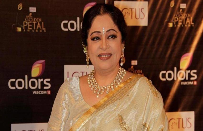 किरण खैर- किरण खैर की पहली शादी मुंबई के रहने वाले व्यापारी गौतम बेरी से हुई थी। लेकिन दोनों की शादी ज्यादा दिन नहीं चली। साल 1985 में किरण ने फिल्म अभिनेता अनुपम खेर से दूसरी शादी कर ली। (photo source- Indian express)