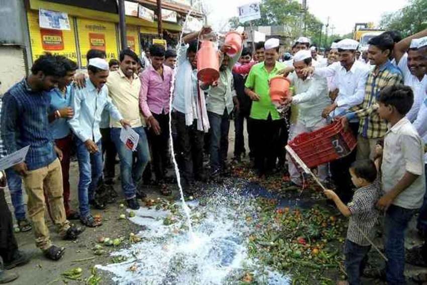 महाराष्ट्र में किसानों के आंदोलन पर चल रही राजनीति आज तेज हो गई। शिवसेना के मंत्रियों ने राज्य मंत्रिमंडल की बैठक में हिस्सा नहीं लिया। 