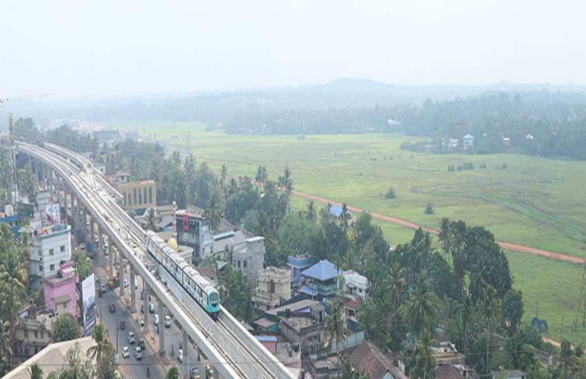 केरल की प्रतिष्ठित कोच्चि मेट्रो का व्यावसायिक संचालन आज (17 जून, 2017) होगा जिसका उद्घाटन खुद प्रधानमंत्री नरेंद्र मोदी करेंगे। देश के पहले एकीकृत मल्टी मॉडल ट्रांसपोर्ट सिस्टम का दावा किए जाने वाले इस मेट्रो से क्षेत्रीय संपर्क में सुधार आने और कोच्चि में यातायात भीड़भाड़ में कमी आने की उम्मीद की जा रही है। आइए जानें कोच्चि मेट्रो की कुछ खास बातें-