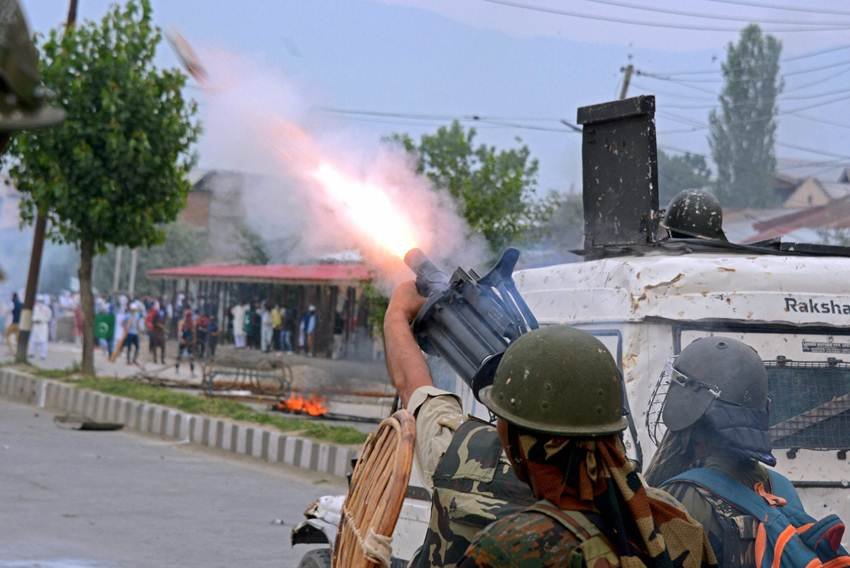 Eid, Eid 2017, Srinagar, Kashmir, Jammu Kashmir, Mehbooba Mufti, Stone Pelter, Kashmir Violence, Jansatta, Kashmir News"