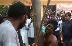 राजस्थान: मंदिर से चोरी का था आरोप, भीड़ ने पेड़ से बांधकर पीटा फिर जख्मों पर लगाई मिर्च